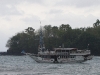 De boot van Perama stuitert al in de haven.